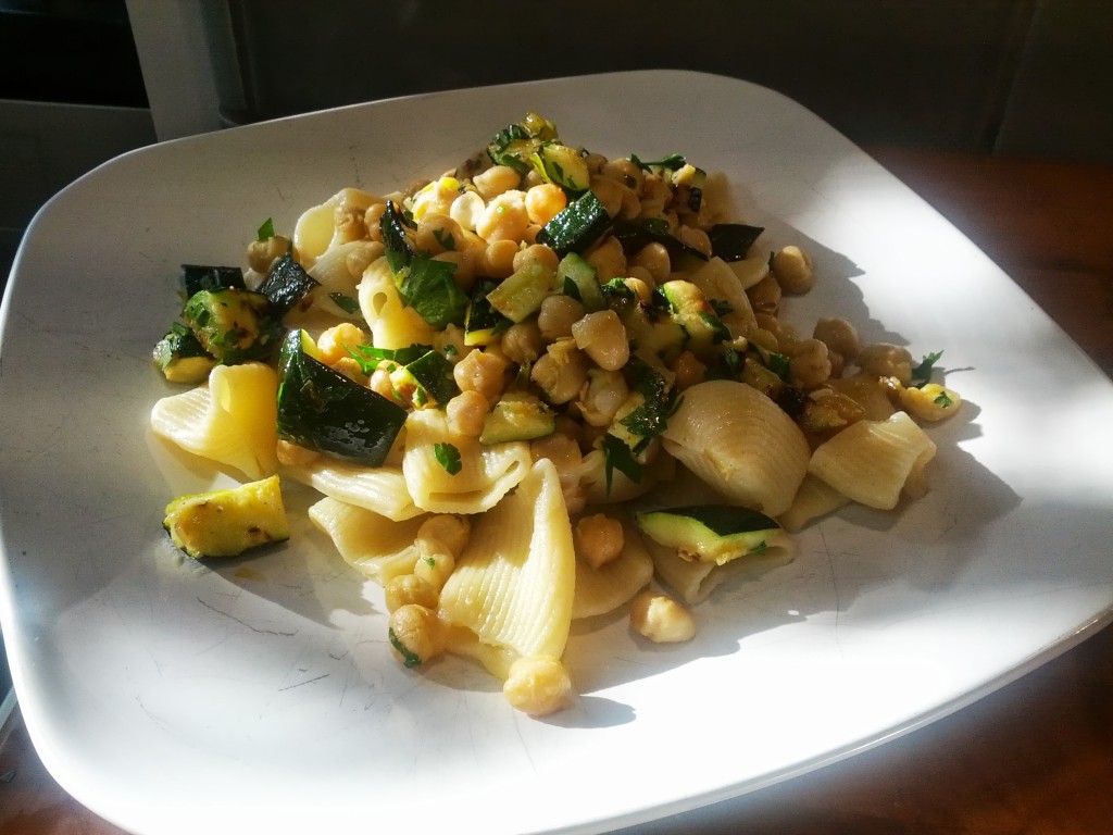 Pasta with chickpeas, zucchini, lemon